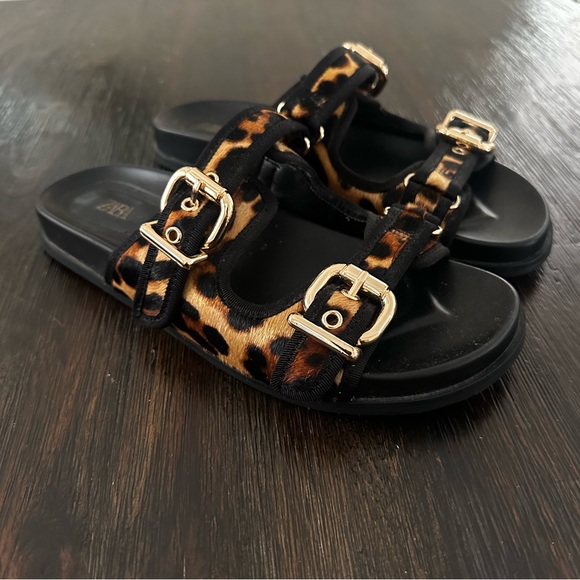 Zara slides - Picture 3 of 3
